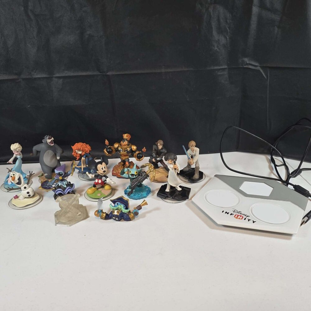 DISNEY INFINITY FIGURES LOT BASE READER PORTAL ARENA